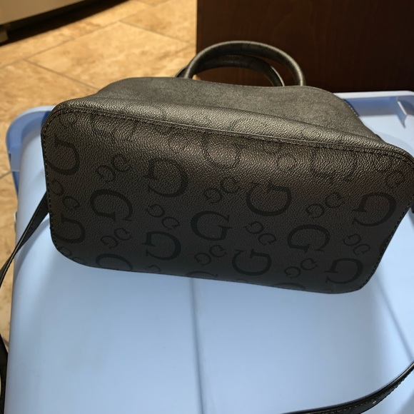 Guess Purse - Picture 3 of 9